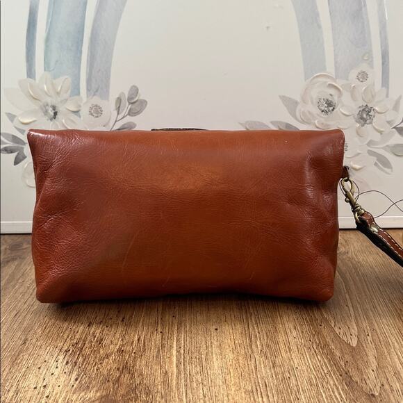 Patricia Nash Valerie Tan Leather Clutch Wristlet - Picture 5 of 11